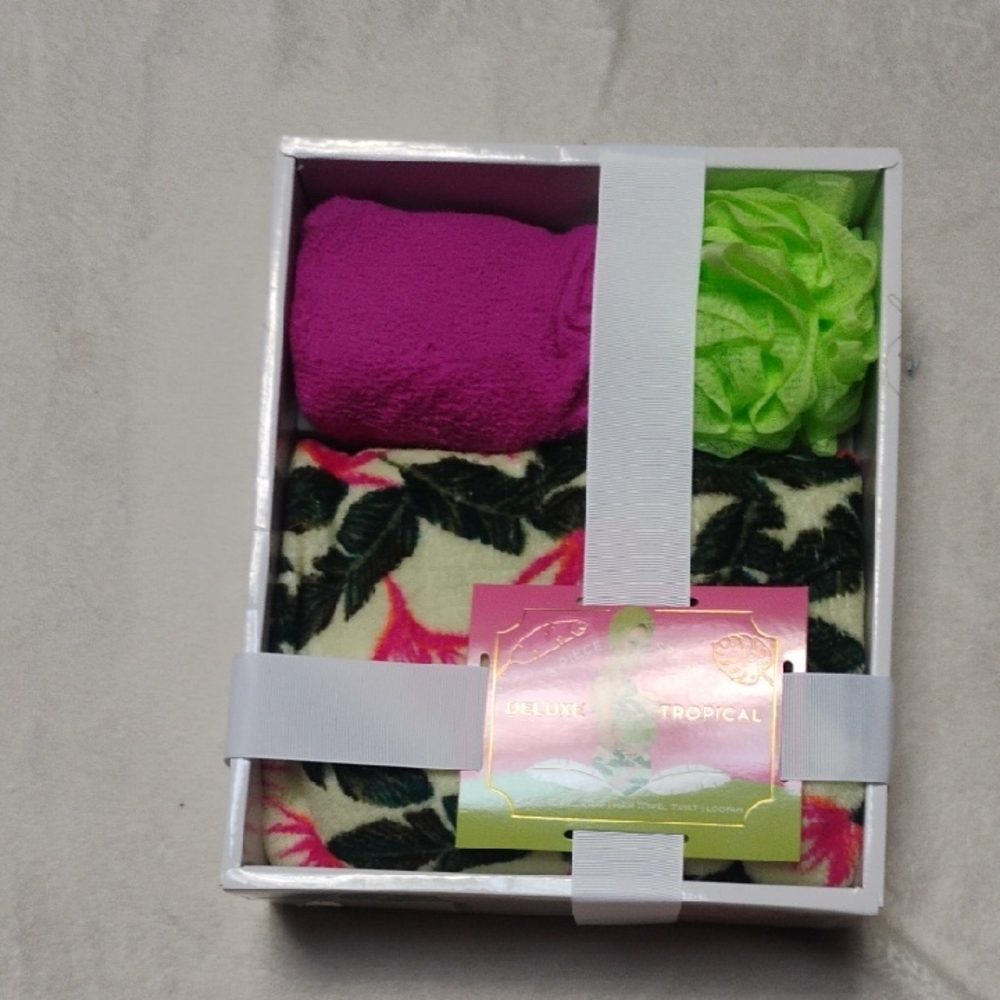 Tropical Spa Gift Set with Pink and Green Accessories